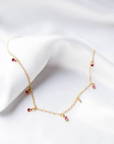 Collar fino de chapa de oro con detalles