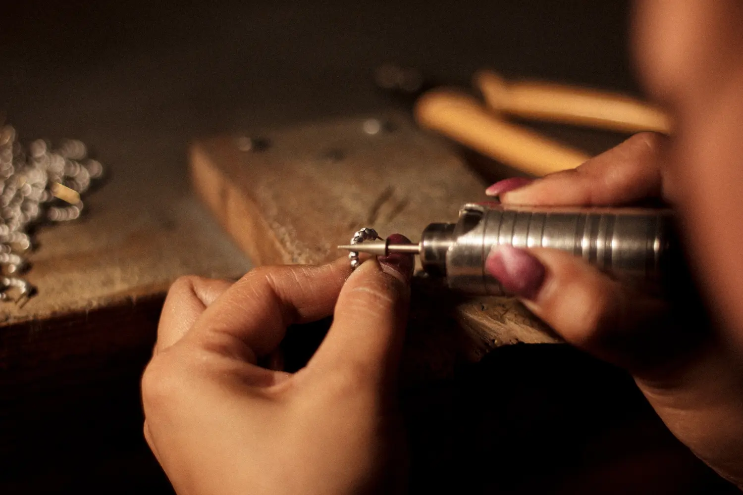 Artesano de Varna trabajando una pieza de joyería